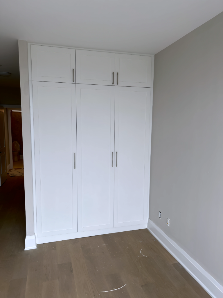 small bedroom storage system with vertical layout